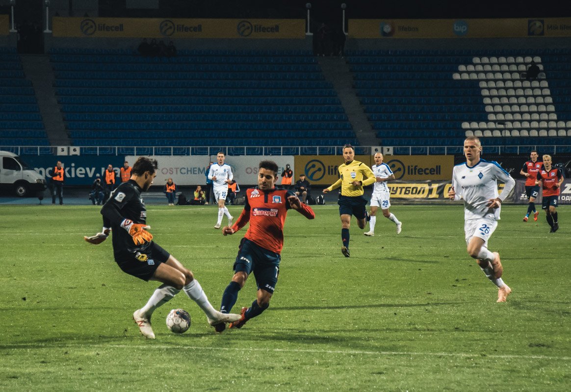 А это момент, когда голкипер "Динамо" зарабатывал себе удаление А это момент, когда голкипер "Динамо" зарабатывал себе удаление