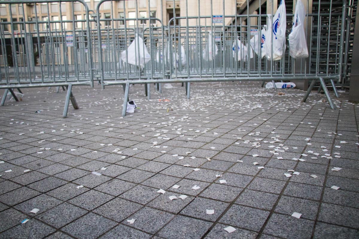 Блестящее конфетти как напоминание о вчерашнем вечере