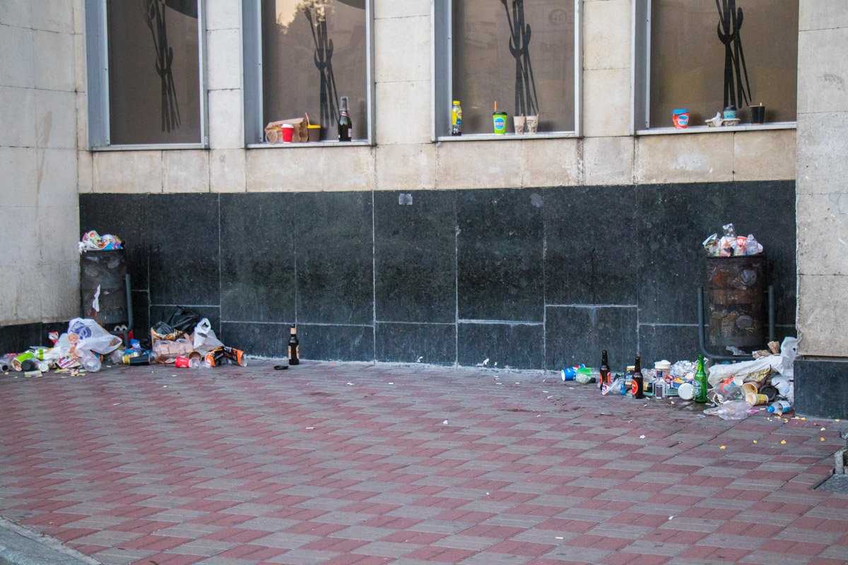 За территорией Олимпийского все выглядит не так радужно