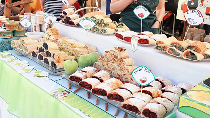 Кто откажется вкусно покушать и потанцевать?