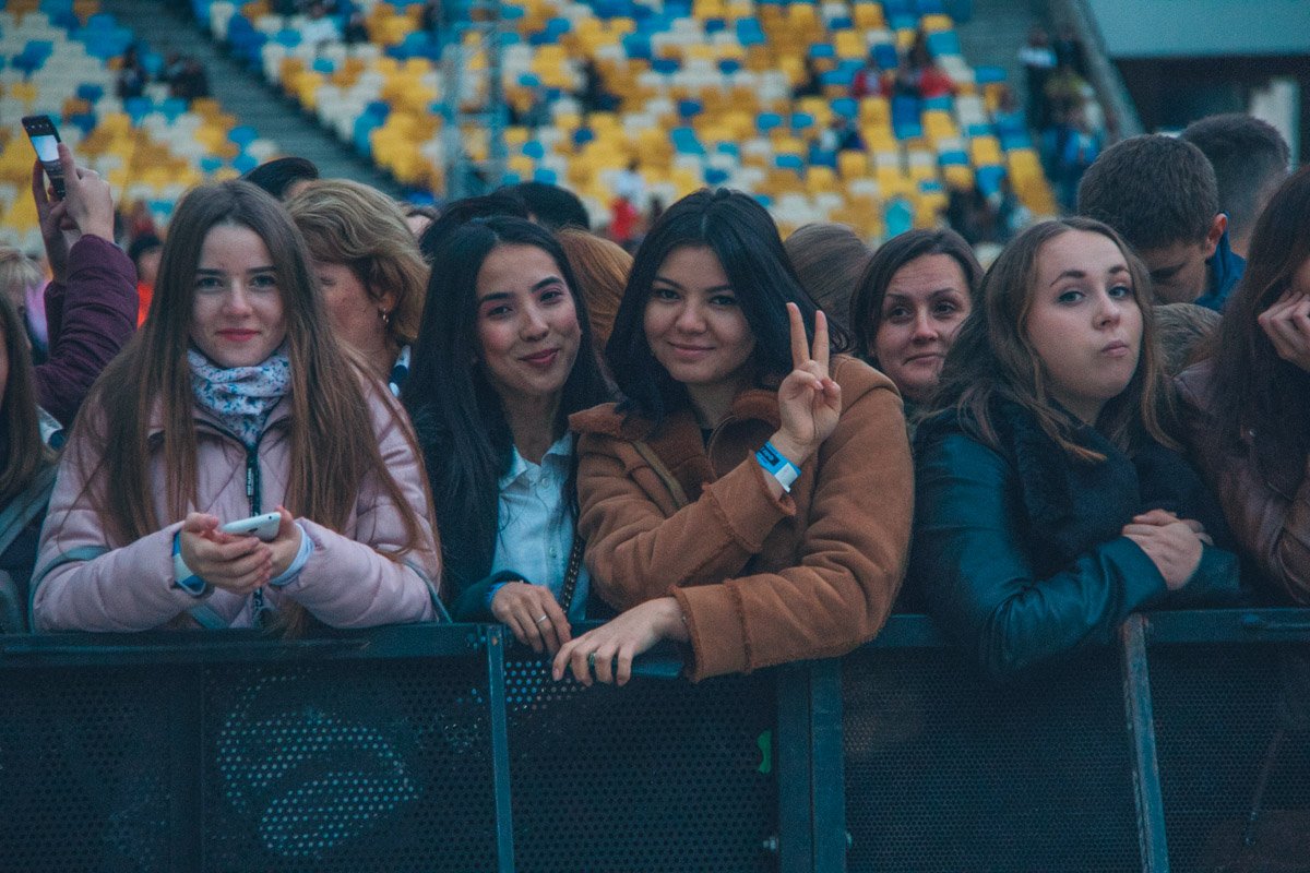 Замерзшие, но счастливые фанатки