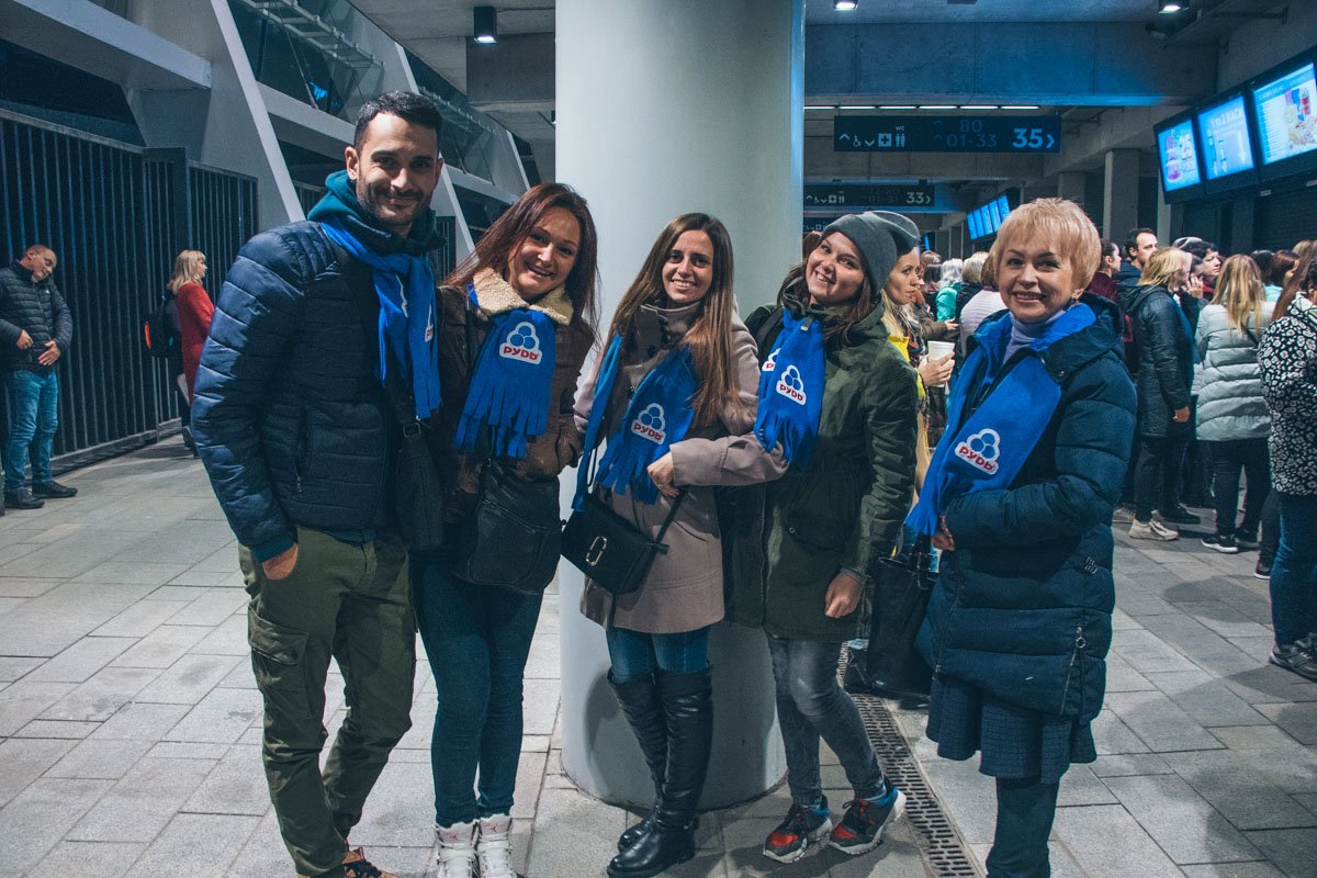 Сотрудники компании "Рудь" в свих фирменных шарфиках тоже пришли на концерт бесплатно 