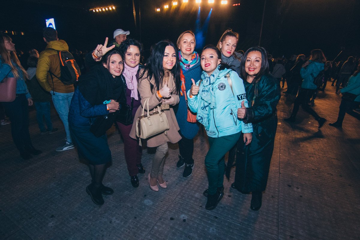 Шел третий час ожидания выхода на сцену Энрике, мы развлекались как могли 