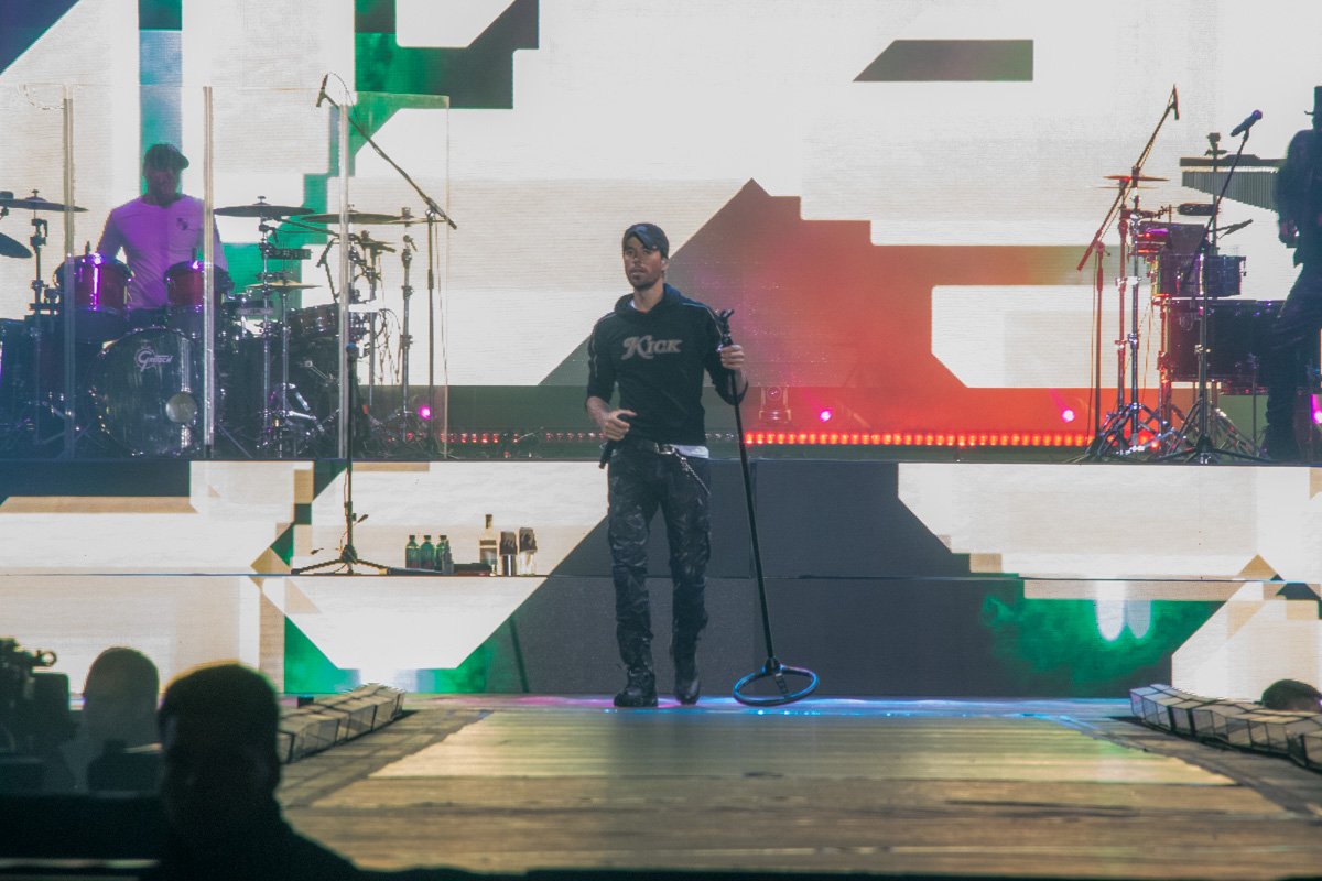 Энрике вышел на сцену в 21:30