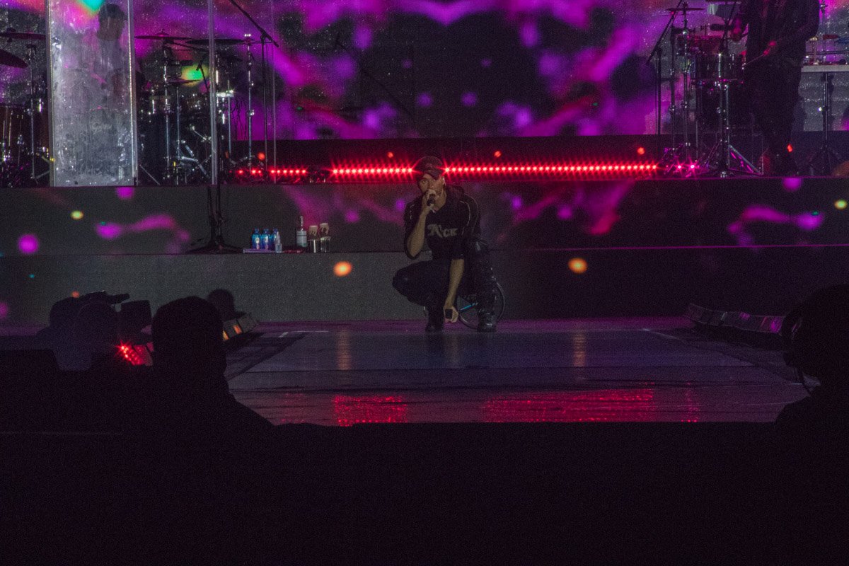 Долгожданное появление певца раззадорило публику 