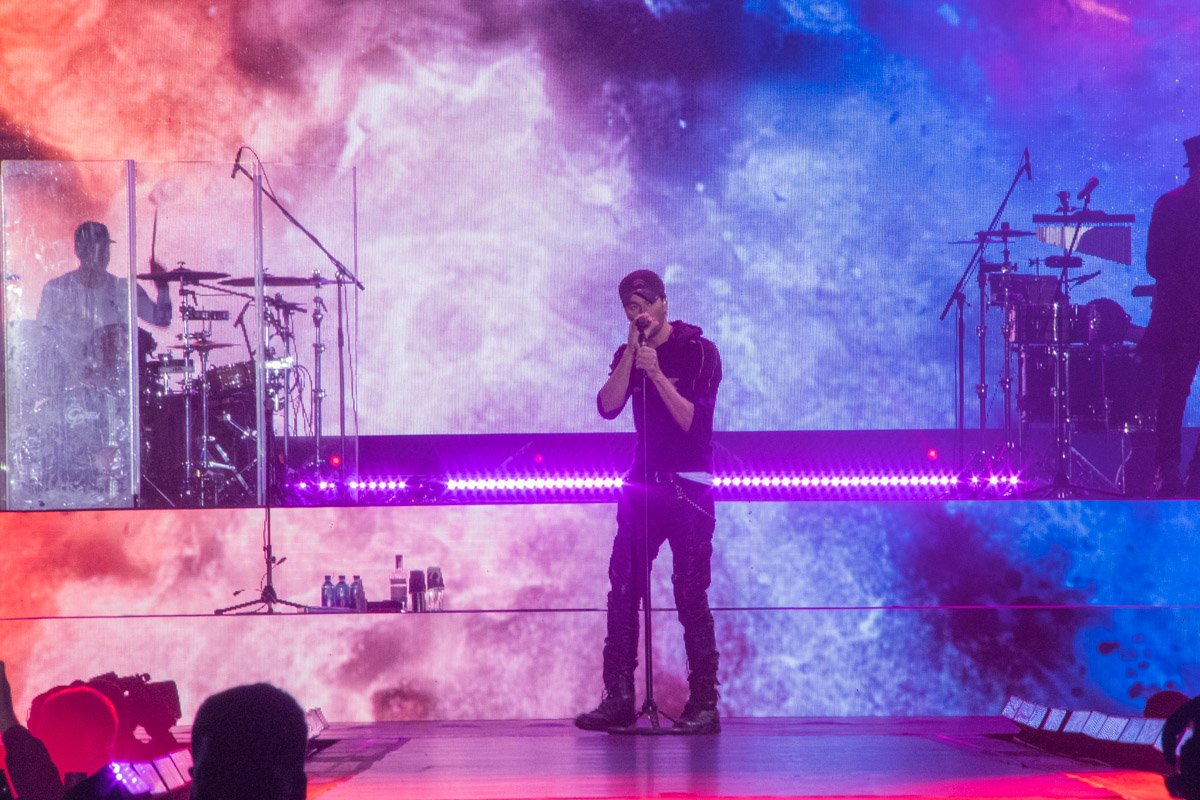 Манит свои взглядом, ищет ту самую, чтобы поцеловать!