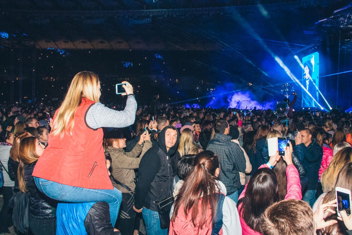 Публика не выпускала из рук гаджеты 