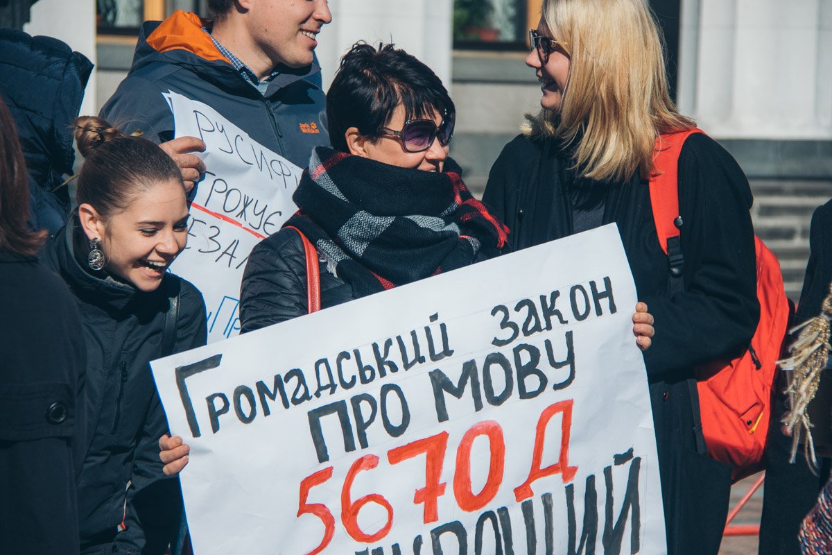 Закон не запрещает наличие других языком, но требует уменьшить их количество во всех отраслях