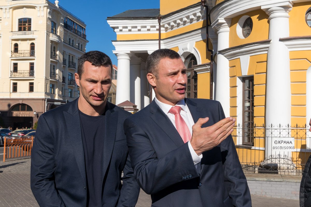 Братья Кличко на пресс-подходе перед церемонией Братья Кличко на пресс-подходе перед церемонией