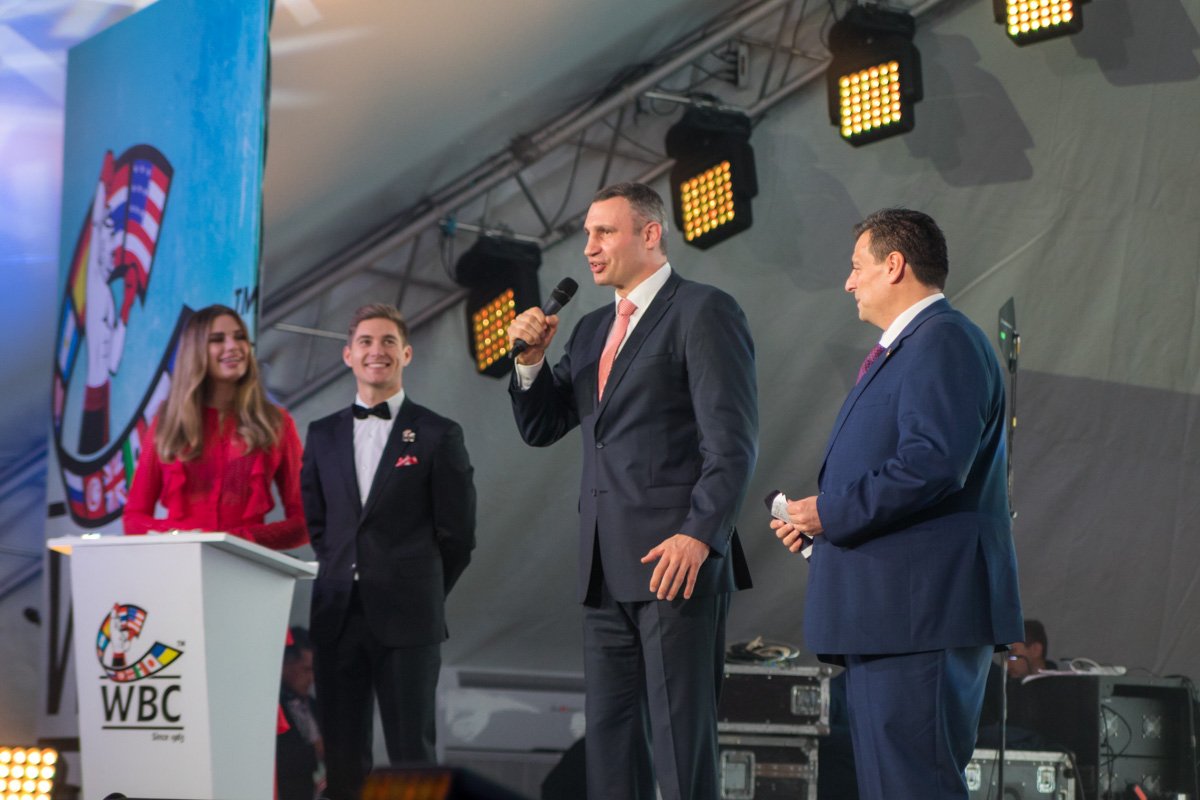 Братья Кличко на пресс-подходе перед церемонией Братья Кличко на пресс-подходе перед церемонией