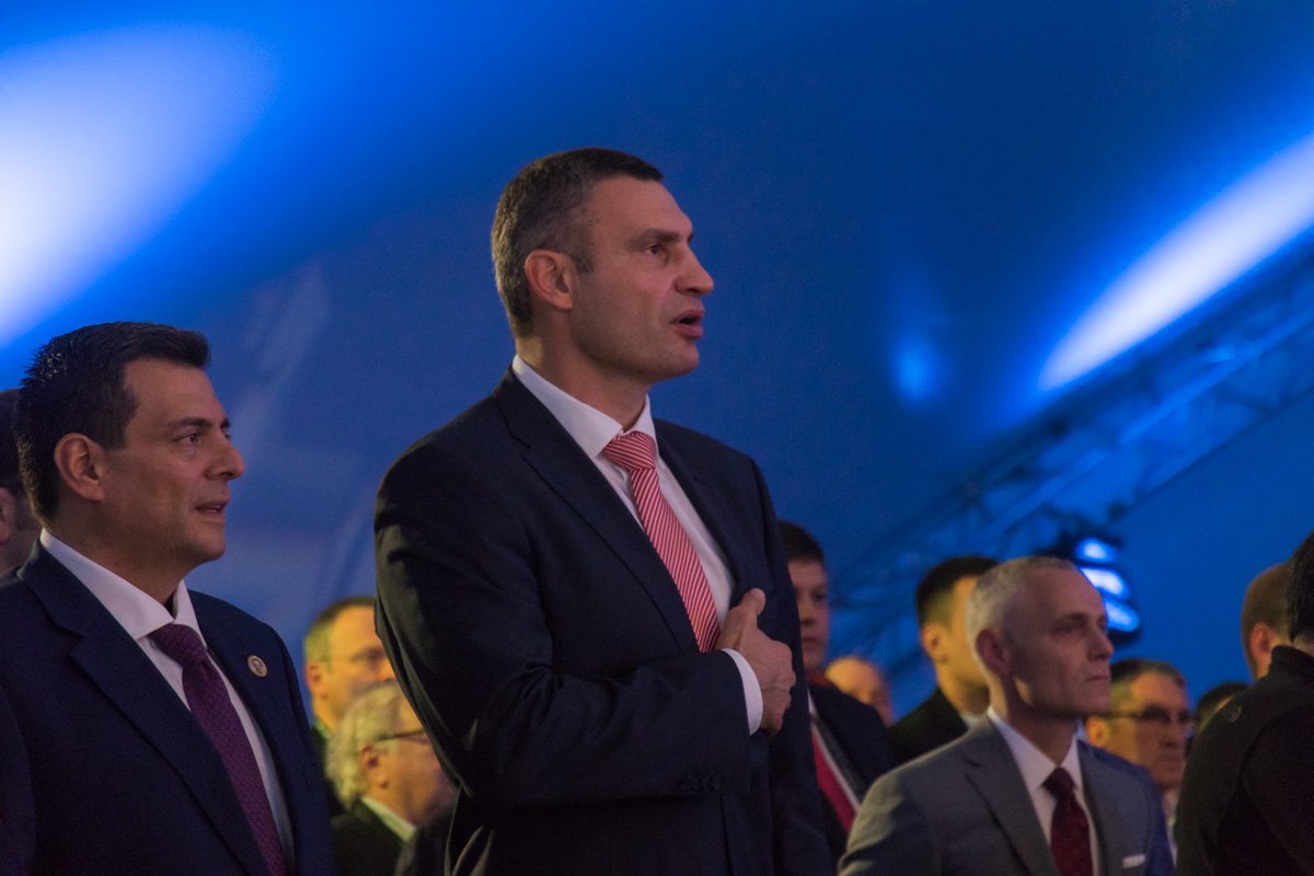Виталий Кличко подпевает гимн Украины Виталий Кличко подпевает гимн Украины