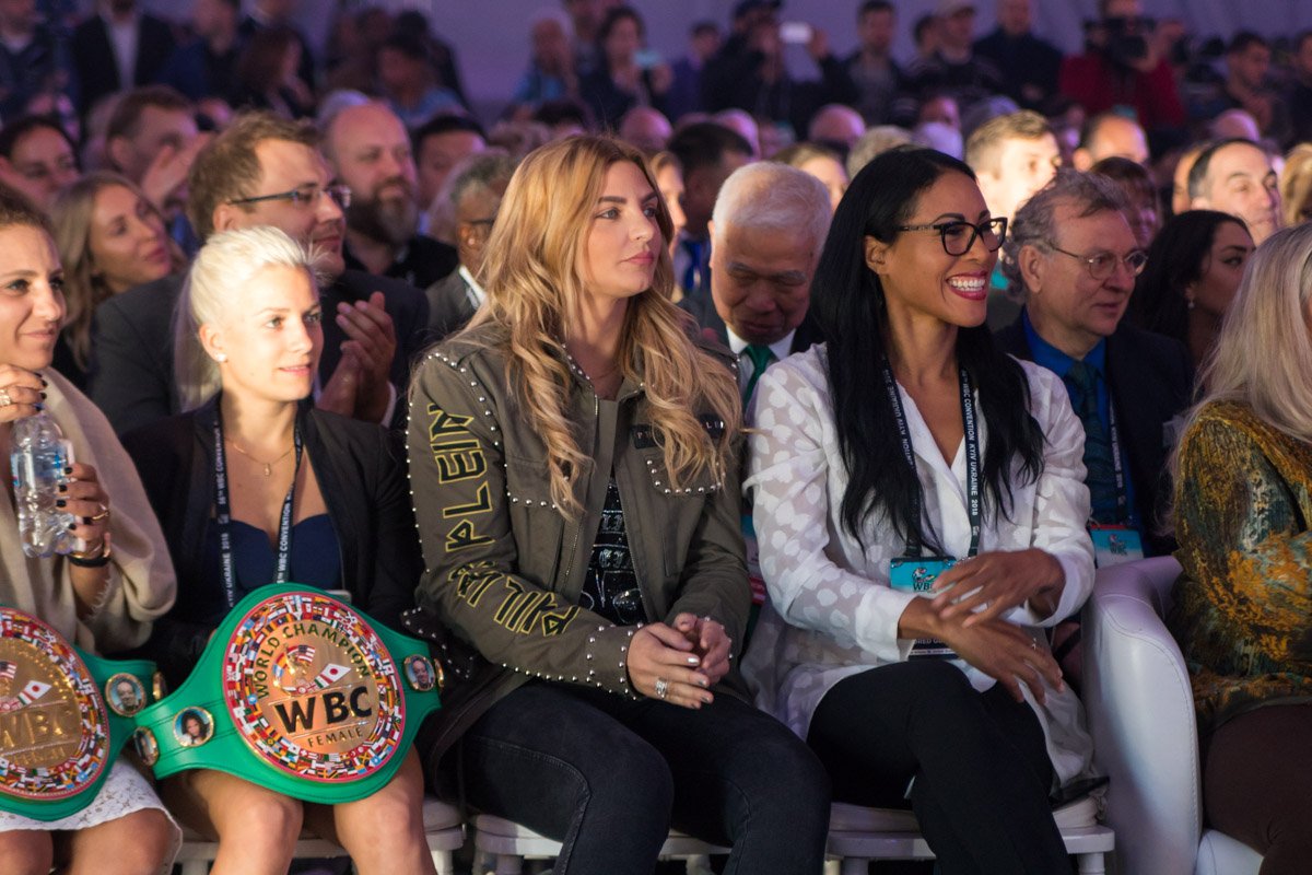 Увлеченные зрительницы берегут пояса чемпионов Увлеченные зрительницы берегут пояса чемпионов