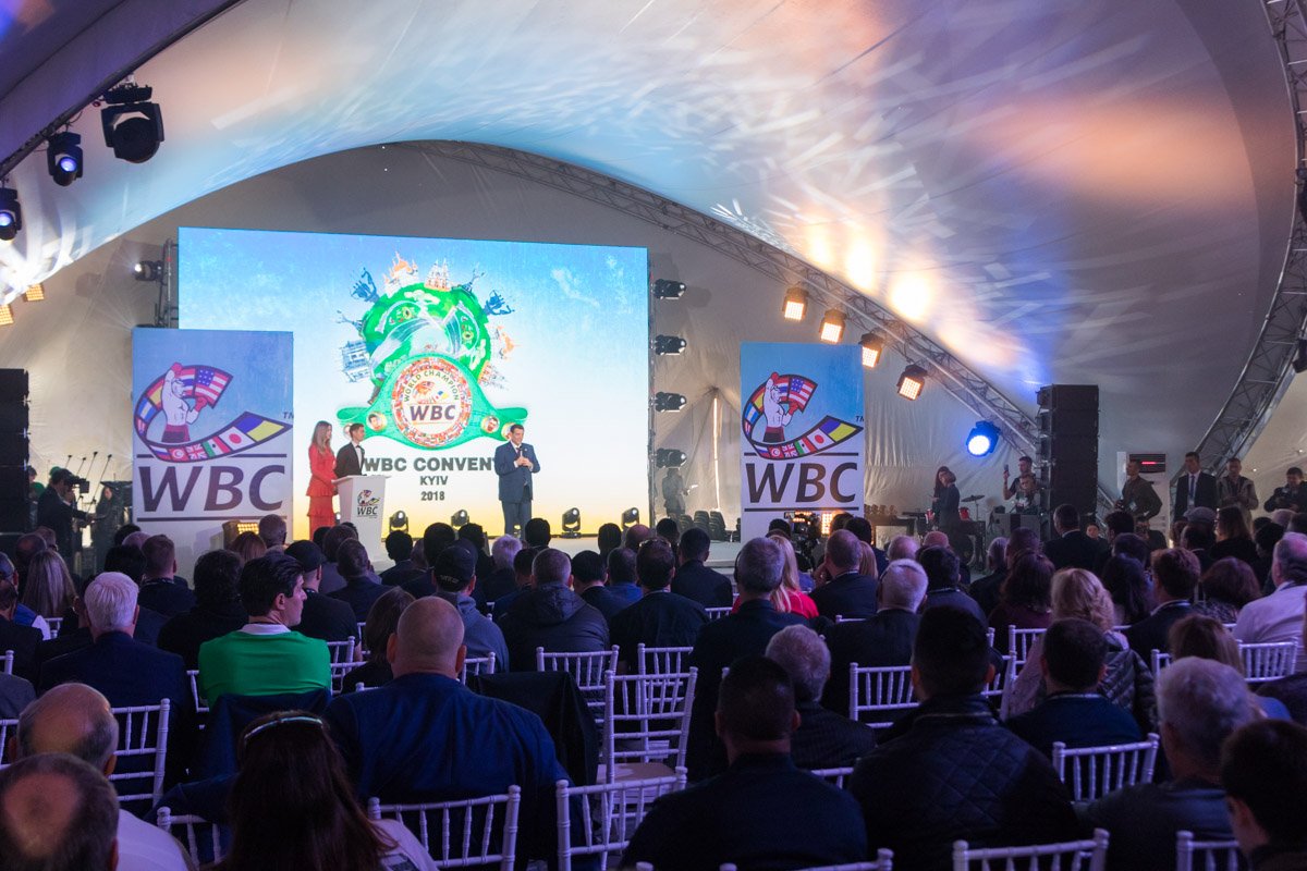 Президент WBC приветствует гостей конгресса Президент WBC приветствует гостей конгресса