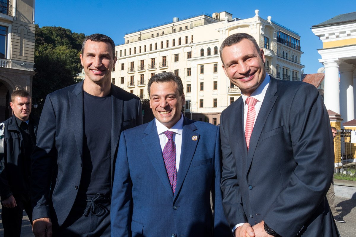 Братья Кличко с президентом WBC Маурисио Сулейманом Братья Кличко с президентом WBC Маурисио Сулейманом