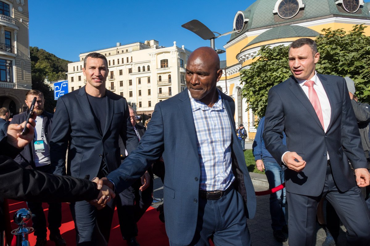 Проходка звездных гостей по красной дорожке Проходка звездных гостей по красной дорожке