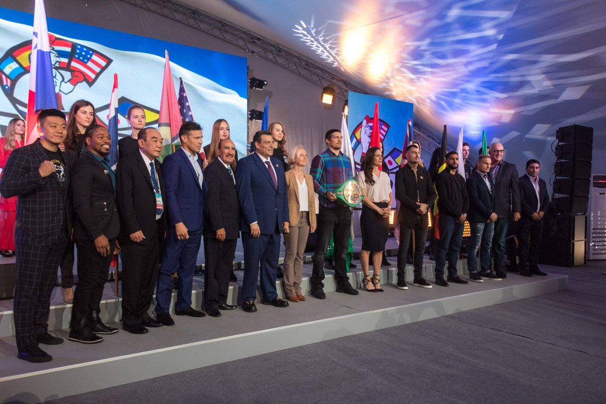 Представители стран-участник конгресса во главе с Александром Усиком Представители стран-участник конгресса во главе с Александром Усиком