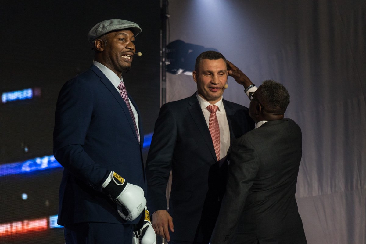 Врач Виталия, демонстрирует, какие травмы он получил после боя с Ленноксом в 2003 году Врач Виталия, демонстрирует, какие травмы он получил после боя с Ленноксом в 2003 году