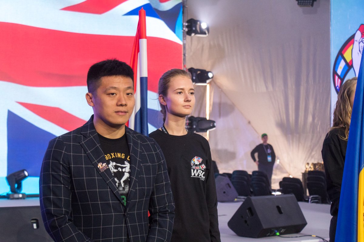 Церемония проходила в специально подготовленном помещении прямо на Почтовой площади Церемония проходила в специально подготовленном помещении прямо на Почтовой площади