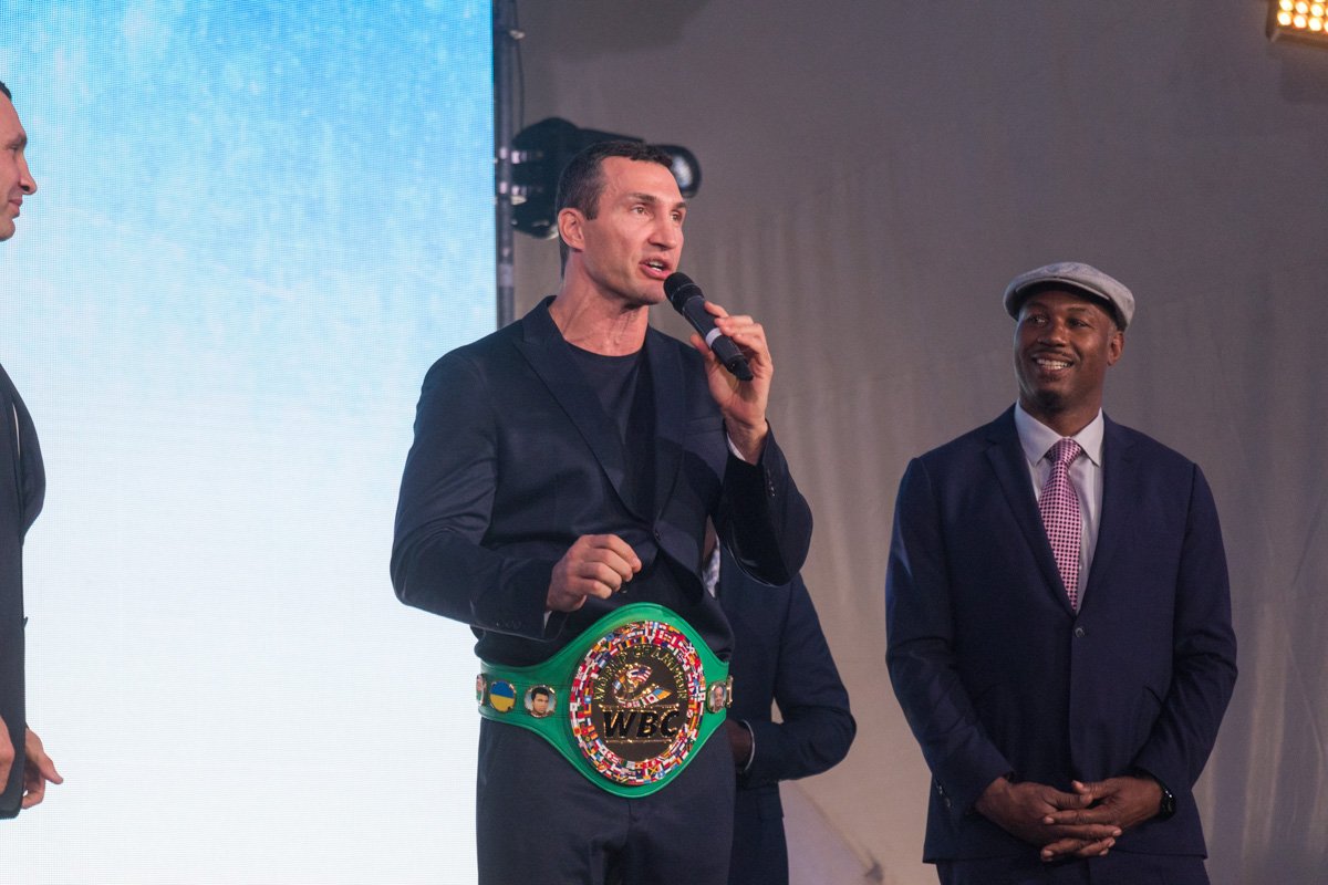 Владимир Кличко благодарит конгресс за чемпионский пояс Владимир Кличко благодарит конгресс за чемпионский пояс