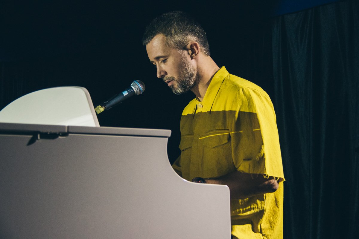 Его вдохновляет буквально все! Даже стул у бабушки дома