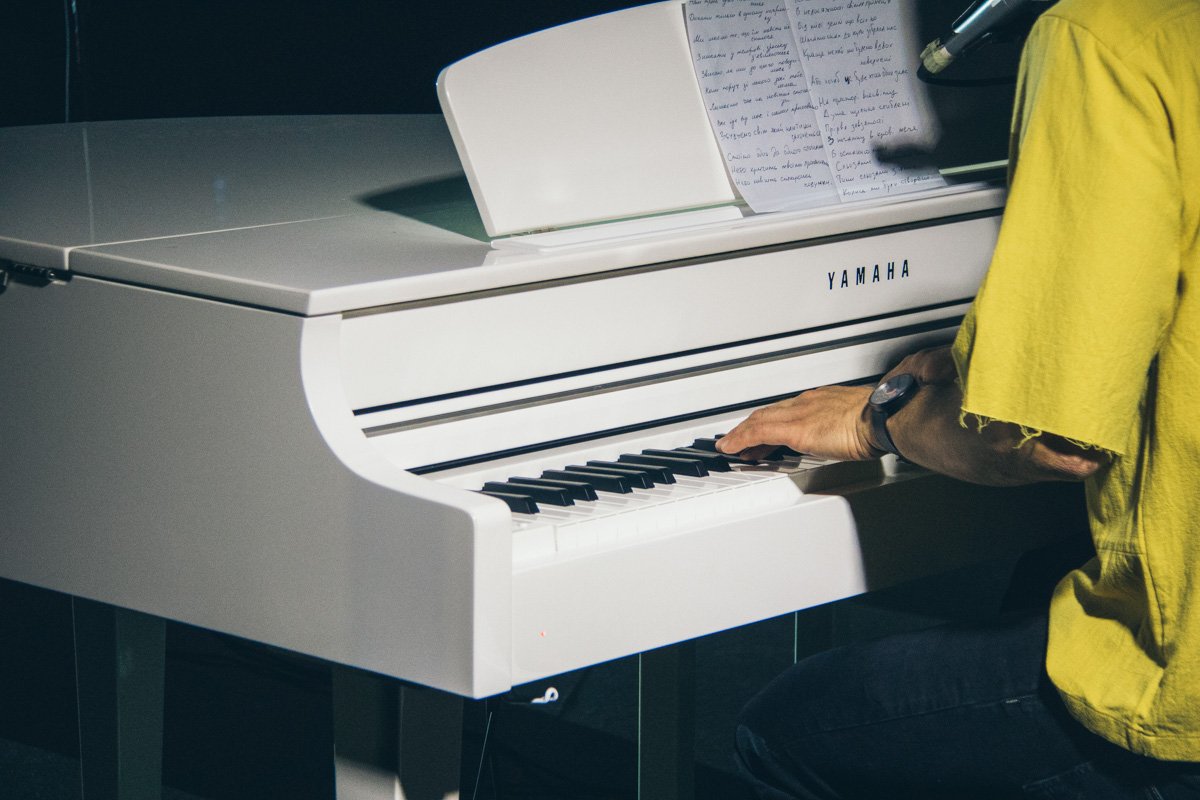 Видите, что это? Это рояль. Сейчас я за него сяду и спою очень грустную песню