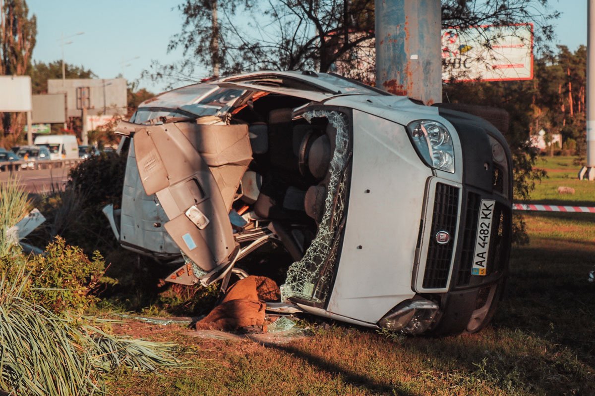 Парень находившийся за рулем Fiat, погиб на месте, а 24-летний пассажир автомобиля находится в реанимации