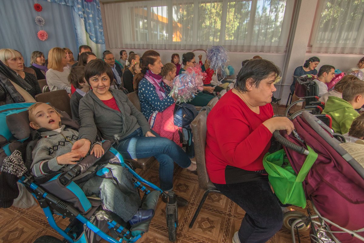 Дети, которые пользуются услугами отделения, и их родители Дети, которые пользуются услугами отделения, и их родители