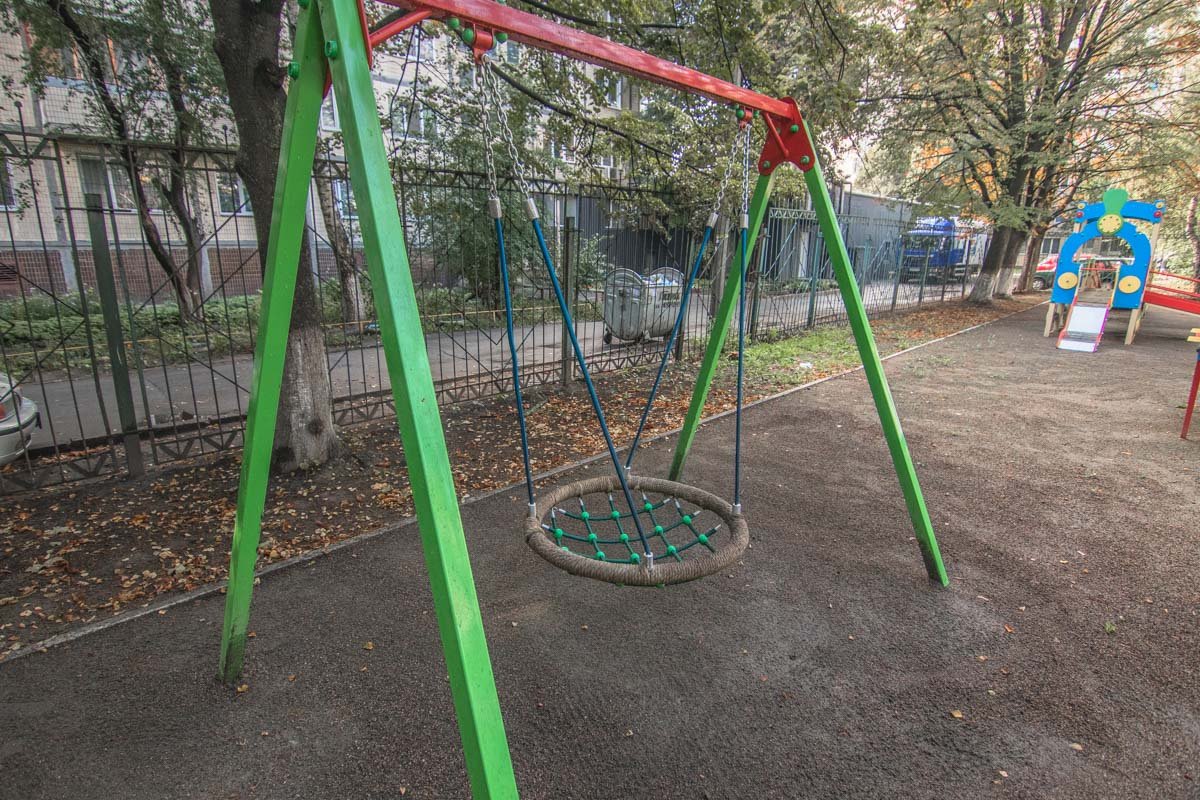 Качели сделаны специально для удобства детей с инвалидностью Качели сделаны специально для удобства детей с инвалидностью