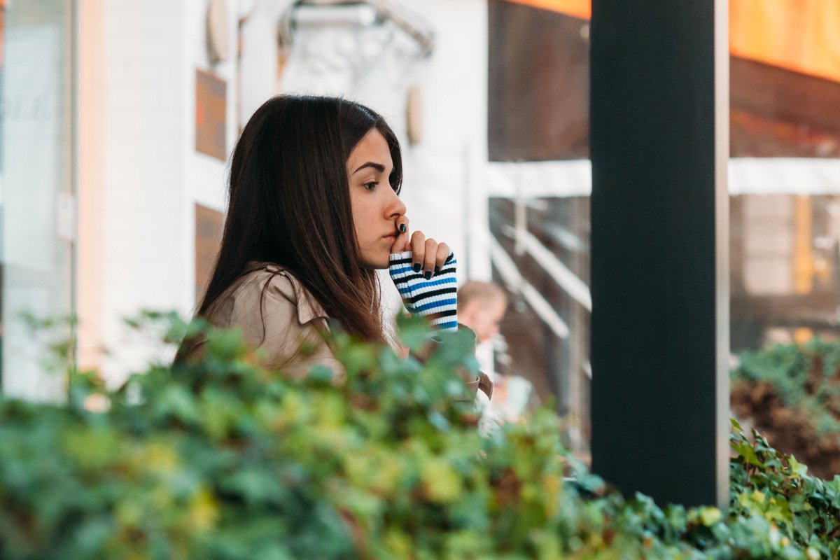 Сидеть возле окошка и думать о нем... Возможно, о тепле