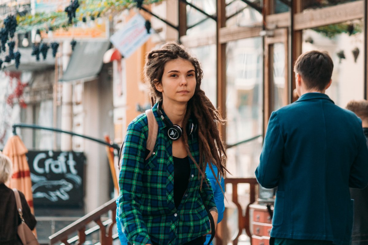 Горячая девушка: и как не холодно без куртки?