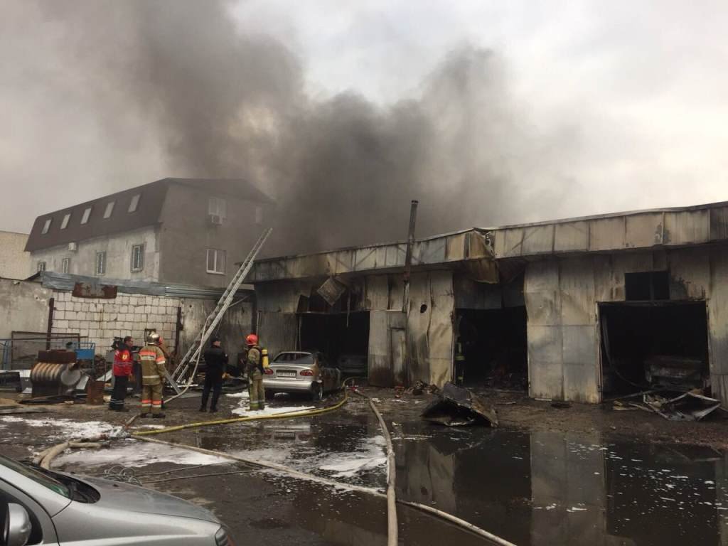 Специалисты оперативно тушат здание