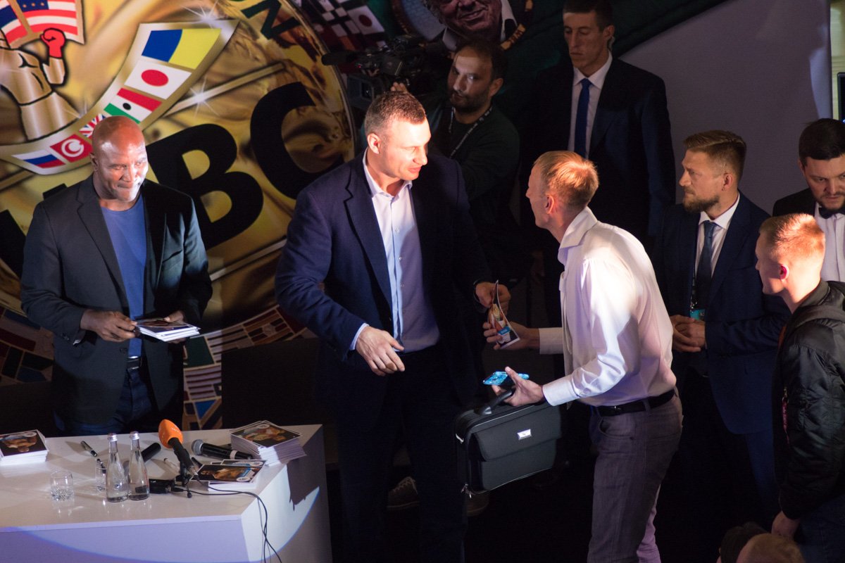 Виталий Кличко общается со своими фанатами Виталий Кличко общается со своими фанатами