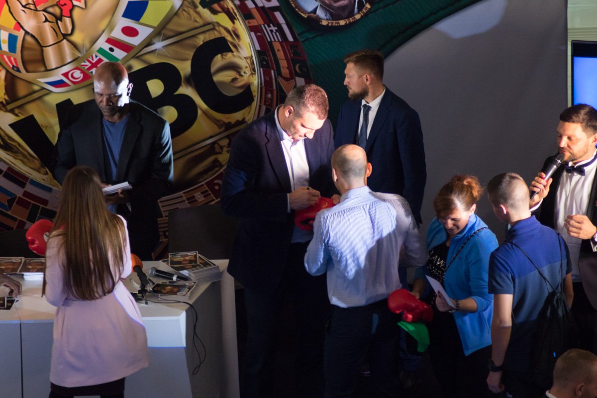 Автограф-сессия в самом разгаре Автограф-сессия в самом разгаре