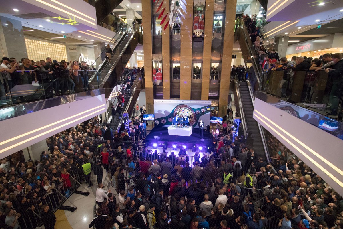 Поклонники заняли весь торговый центр Поклонники заняли весь торговый центр