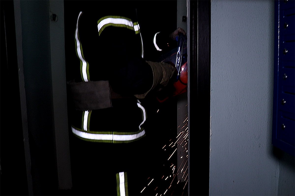 Спасатели ГСЧС вырезали дверь Спасатели ГСЧС вырезали дверь