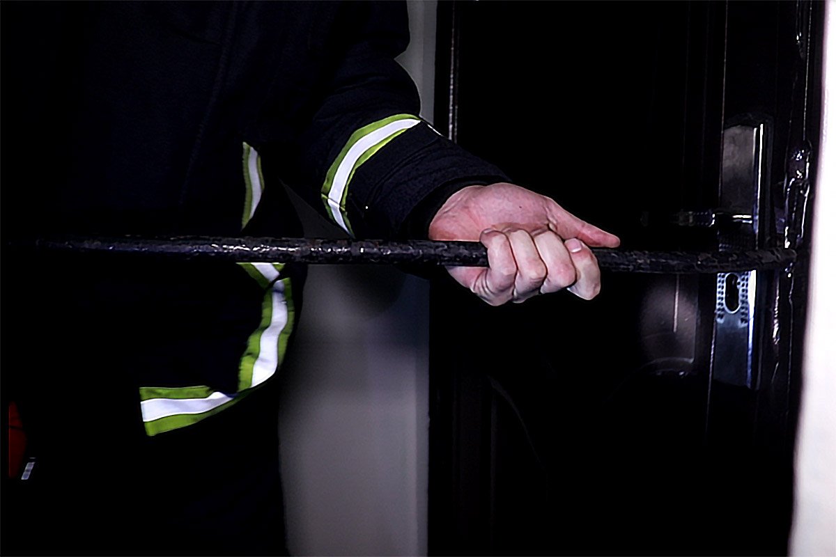 А жительница квартиры очень переживала, потому что думала, что вместе с "захватчиком" - ее дочь А жительница квартиры очень переживала, потому что думала, что вместе с "захватчиком" - ее дочь