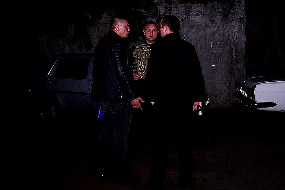 Правоохранители попросили "захватчика" и жителей квартиры проехать в райотдел Правоохранители попросили "захватчика" и жителей квартиры проехать в райотдел