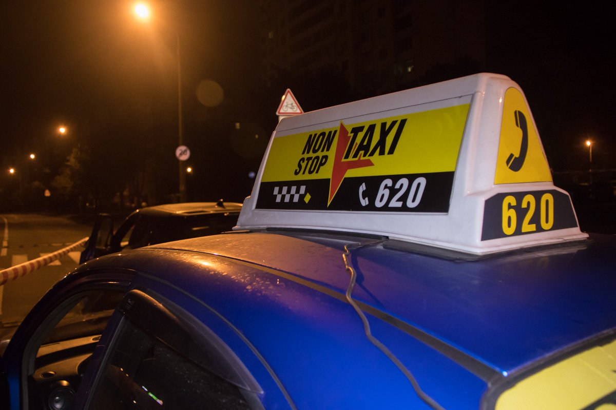 В его служебной машине находилась пассажирка