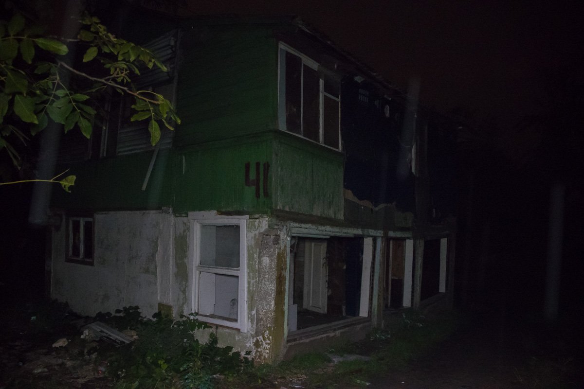В Киеве в заброшенном доме на Русановских садах нашли тело мужчины