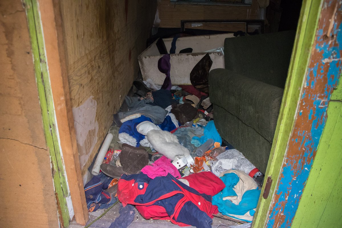 По словам местных жителей, в доме по улице Садовой-25, незаконно поселилось большое количество ромов