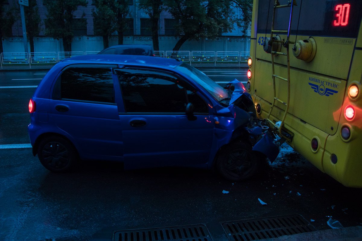 В среду, 3 октября, на улице Елены Телиги столкнулись троллейбус и Matiz