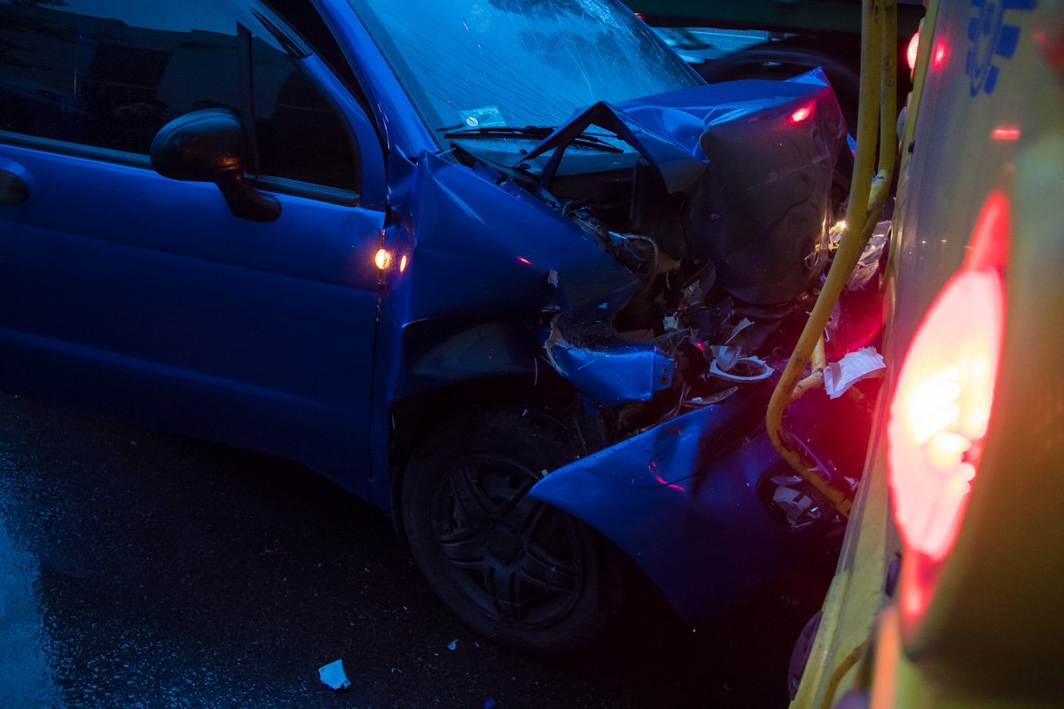 Троллейбус №30 и автомобиль двигались по правой крайней полосе