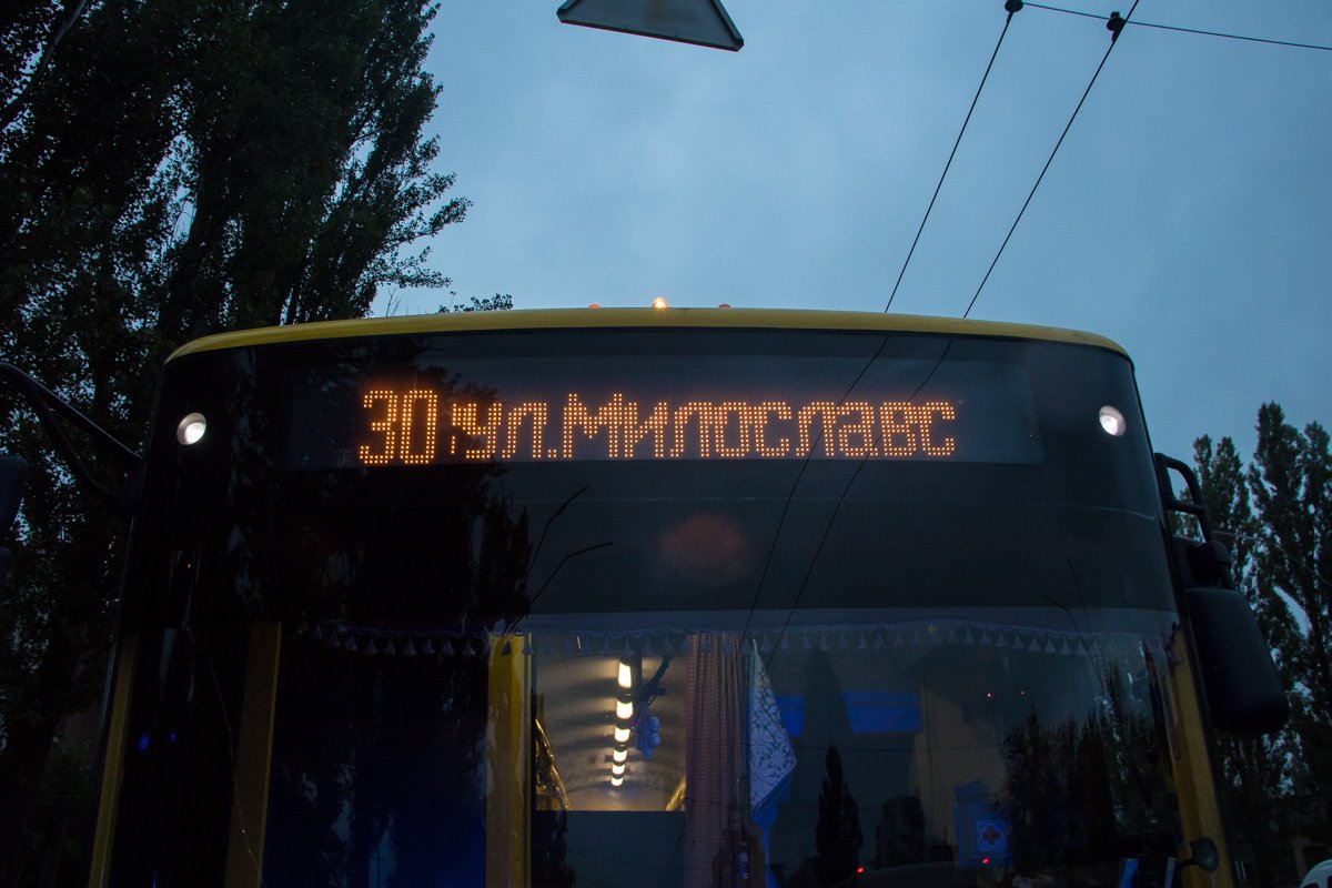 Со слов полиции, в момент аварии троллейбус стоял на аварийке и совершал посадку пассажиров