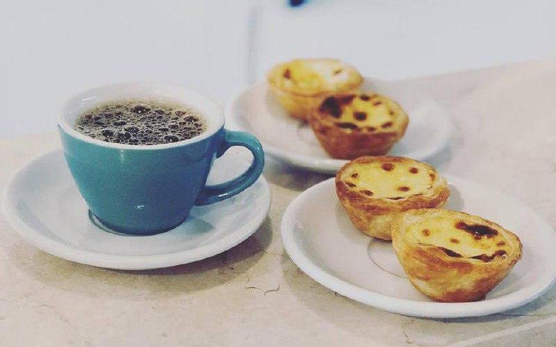 В кофейне подают десерты паштейши