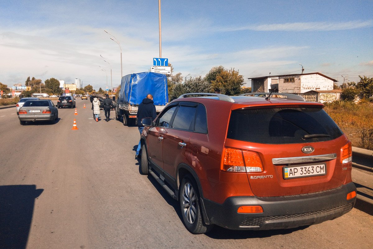 В Киеве на перекрестке улиц Григоренко и Тепловозной произошло ДТП с участием трех автомобилей