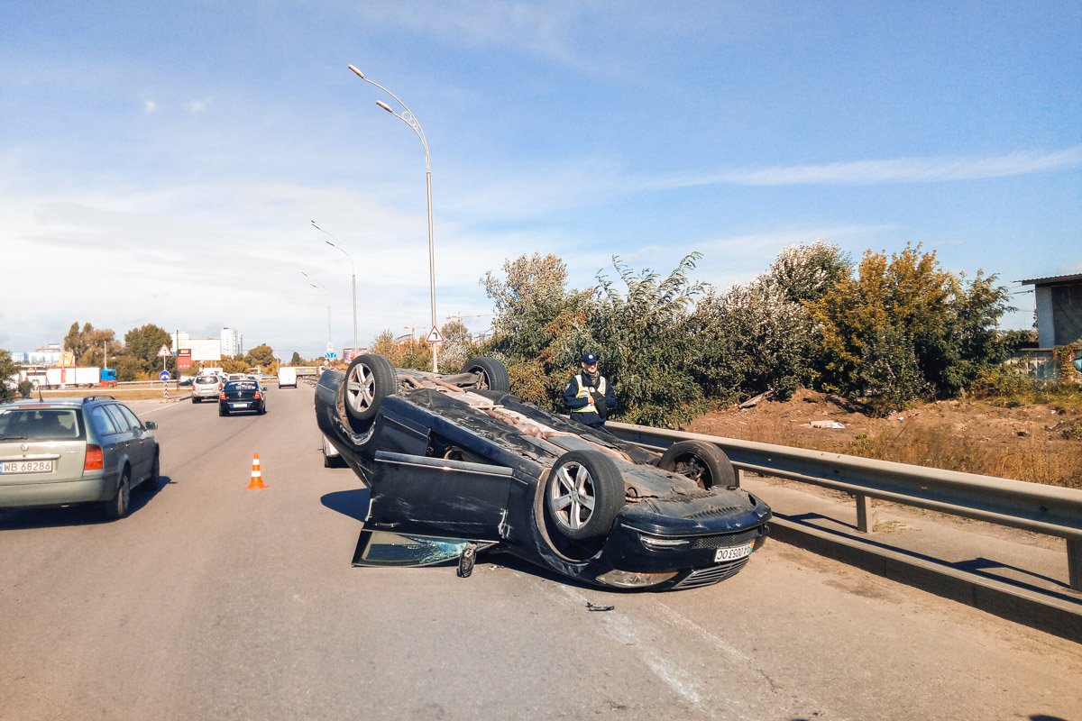 Водитель Mercedes въехал в две машины и перевернулся