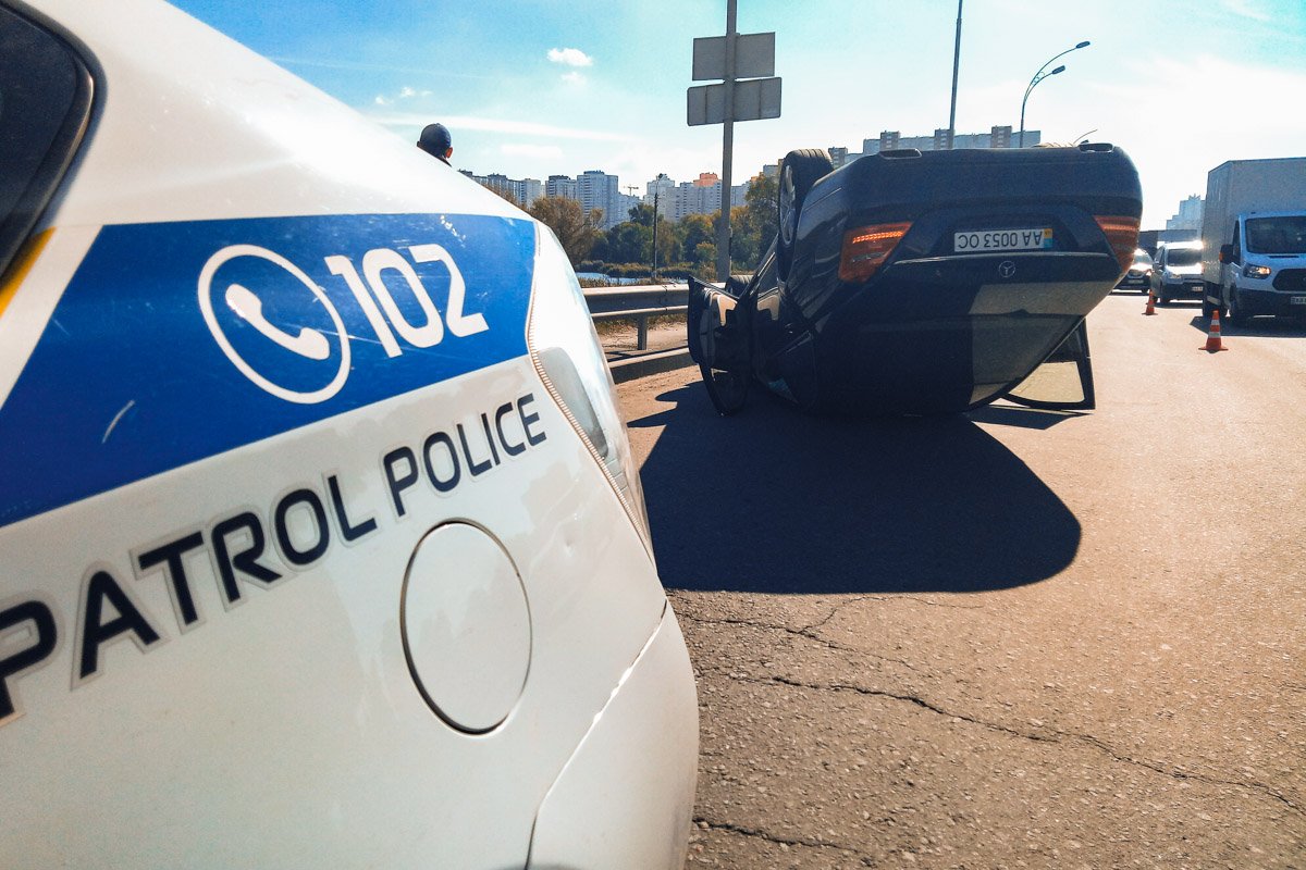 На месте происшествия работают сотрудники патрульной полиции и оперативно-следственная группа