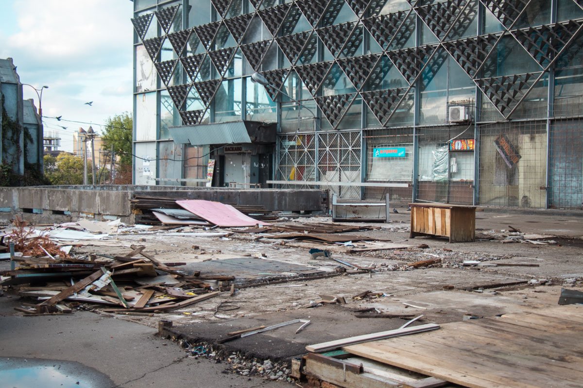 Территорию вокруг Житнего рынка постепенно зачищают коммунальщики Территорию вокруг Житнего рынка постепенно зачищают коммунальщики