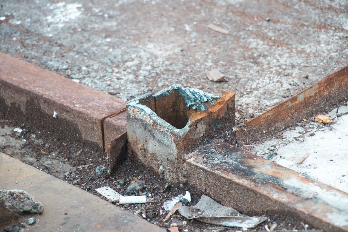 Металлический каркас срезали болгаркой Металлический каркас срезали болгаркой