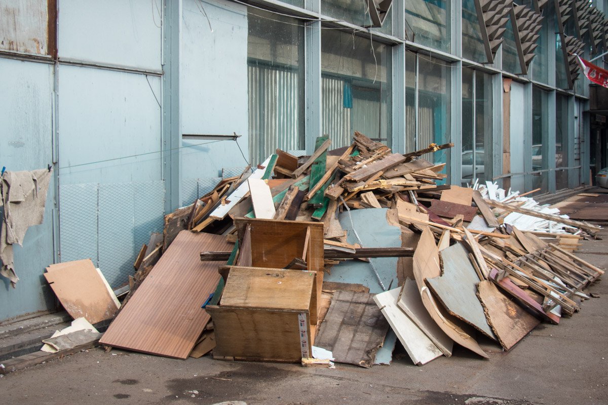 Много киосков были собраны с подручных материалов Много киосков были собраны с подручных материалов